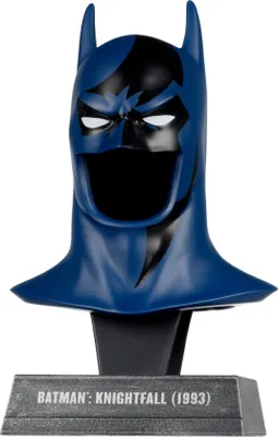 Produktbild von Batman: Knightfall DC Direct Mini-Replik 1/3 Batman Maske 19 cm
