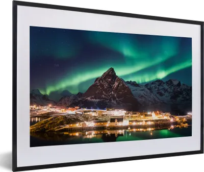 Produktbild von MuchoWow® MuchoWow® Gerahmtes Poster Nordlicht über einem Dorf in Norwegen 60x40 cm - Poster mit zchwarzem Bilderrahmen - Schlafzimmer - Plakat in Rahmen - Drucken