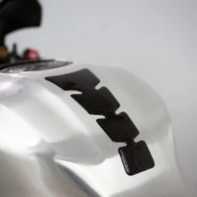 Produktbild von Tankpad im schlanken Carbon-Design aus Kunstharz, selbstklebend für Motorräder
