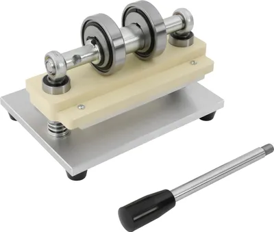 Obrázok produktu pre Ručná lisovacia a raziaca stroj – 155 mm. Lisovacia forma. Mechanizmus na posúvanie materiálu – dvojité vodiacie valce. Vhodné pre papier, filc, kožu, látky. Vyrobené z uhlíkovej ocele – strieborná farba