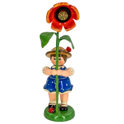 Ein fröhliches Blumenkind in blauer Kleidung hält eine große rote Mohnblume in den Händen während ein kleiner Marienkäfer auf dem grünen Sockel sitzt