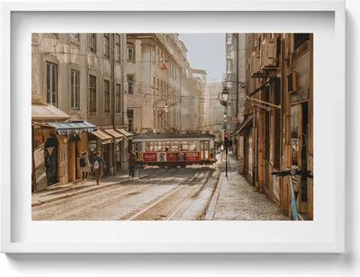 Produktbild von Blick auf Lissabon und Straßenbahn– Wandbild mit Rahmen – Gerahmtes Bild  – Wanddekoration – 70x50 cm –  Weiß Rahmen