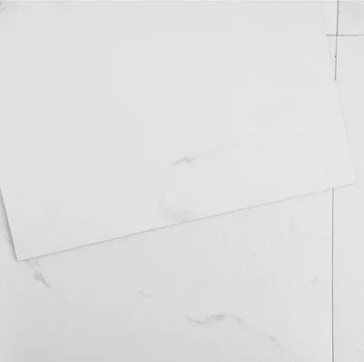 Productafbeelding van Zelfklevende vinyl vloertegels, 12 x 12 inch, 50 tegels, 1,5 mm dik. Verander uw kamer met deze witte, marmerlook vloertegels voor diverse ruimtes.