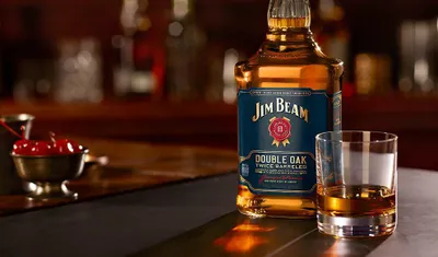 Produktbild von Jim Beam Double Oak® 0,7L alc. 43% vol. + Exklusivem Whiskeyglas