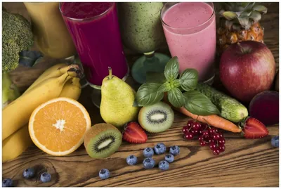 Produktbild von Wallario Premium Glasbild, freischwebende Optik, kräftige Farben, Größe 90 x 60 cm Motiv Bunte Smoothies mit Obst in der Küche