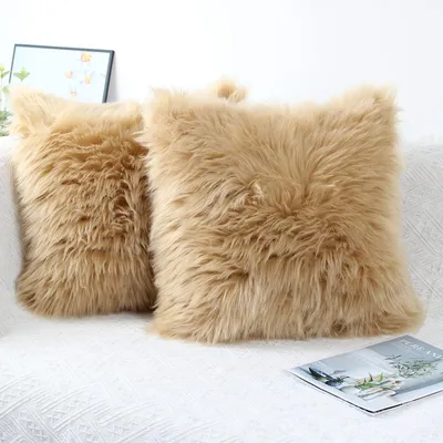 Produktbild von 2 weiche, dekorative Kissenbezüge aus langhaarigem Schaffell für Sofakissen (beige, 40 x 40 cm)