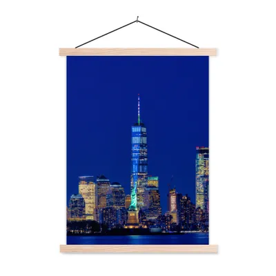 Produktbild von MuchoWow® Textilposter Freiheitsstatue mit NY-Skyline 40x53 cm mit holzfarbenen Rahmen - Schlafzimmer