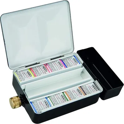 Imagen del producto de – HORADAM AQUARELL: Pequeño set de acuarelas con 8 colores de acuarela de la más alta calidad y un depósito de agua, número de artículo 74 408 097. Estuche metálico, ideal para viajes, con 8 recipientes de 1/2 tamaño, perfecto para el dibujo urbano