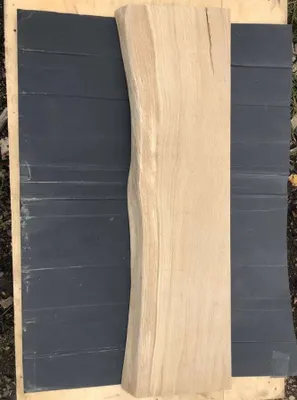 Zdjęcie produktu dla Półka z litego dębu z naturalną krawędzią / krawędzią drzewa 50x20x2,5 cm, półka dębowa, drewniana półka ścienna z mocowaniem