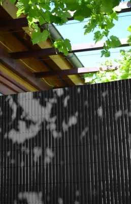 Immagine prodotto di Recinzione in canne bifacciali con doghe da 10 mm, PVC antracite, riciclato al 30%, IDEAL GARDEN, H.1 x L.3 m