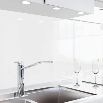 Produktbild von danario Küchenrückwand selbstklebend - Glasoptik - Spritzschutz Küche - versteifte PET Folie - 0,8 mm - Polarweiß - 80cm x 80cm