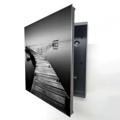 Produktbild von Schlüsselkasten Schwarz aus Metall, Holzsteg am Meer Motiv schwarz-weiß hinter Glas, Moderne Schlüsselbox linksöffnend, 32x28x6,5 cm, 20 Haken