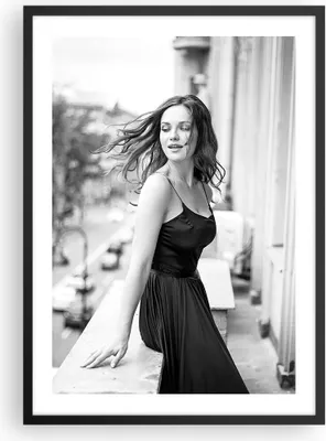 Produktbild von Gerahmtes Poster - Schwarzer Rahmen - Frau Balkon Straße - 50x70 cm - Wand Bild - Wanddeko - Wandbilder - Kunstposter - Wandposter - Bilderrahmen - Bilder - Kunstdruck - P2BPA50x70-5017