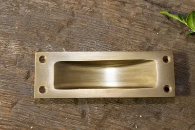 Produktbild von Schiebetür Griff Muschelgriff, Messing patiniert, klassischer Türbeschlag