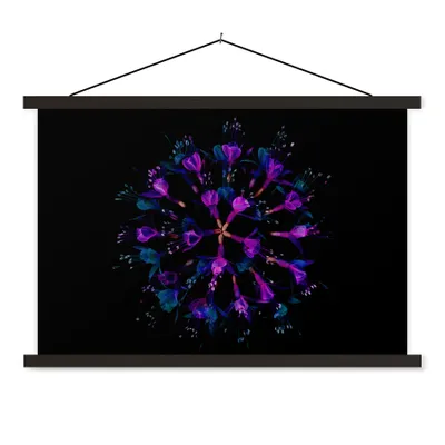Produktbild von MuchoWow® Textilposter Blume - Lila - Blau - Makro - Schwarz 150x100 cm mit schwarzem Rahmen - Schlafzimmer