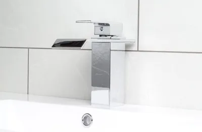 Produktbild von Refurbished Möbelretoure Wasserhahn Wasserfall Armatur IV Auf Waschtischarmatur