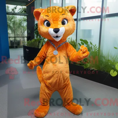 Obrázok produktu pre Maskot spoločnosti REDBROKOLY, oranžový jaguárovitý druh zvieraťa, oblečený v džínsoch značky Flare a s náramkami