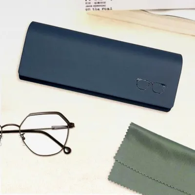 Produktbild von Brillenetui Hardcase aus Kunstleder in Schwarz für Damen und Herren mit Mikrofasertuch