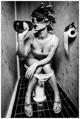 Produktbild von Wallario Wandbild aus Acryl, 90 x 60 cm, freischwebende Optik - Kloparty - Sexy Frau auf Toilette mit Weinflasche