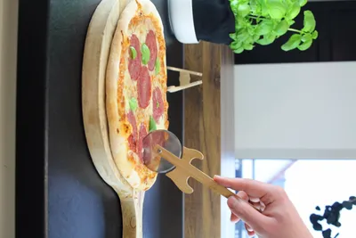 Produktbild von Winkee Rocks - Gitarren Pizzaschneider mit Ständer