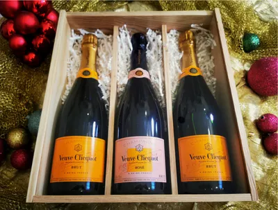 Produktbild von Champagner Geschenkbox Veuve Clicquot /2 Brut Blanc - 1 brut Rosé / Transparentes Glas