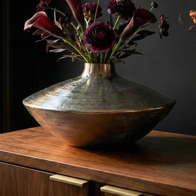 Produktbild von WOHNLING Tischvase Aluminium 35cm Silber Dekovase rund Metall Vase modern Wohnzimmer Deko Alu Design Vase flach Tisch Dekoration Handmade