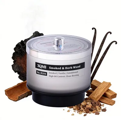 Image de Bougie parfumée "Bois fumé aux herbes" avec mèche en bois, cire de soja, durée de combustion : 35 heures