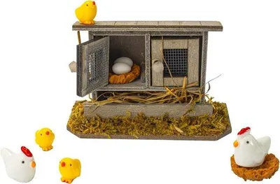 Zdjęcie produktu dla Dekoracyjna miniaturowa kurnia Unyqoos® o wymiarach 9,5 x 4,5 x 6,5 cm – wykonana z drewna, ozdobiona mchem i słomą, zawiera kurczaki, pisklęta i jaja, idealna jako dekoracja sezonowa na wiosnę/Wielkanoc