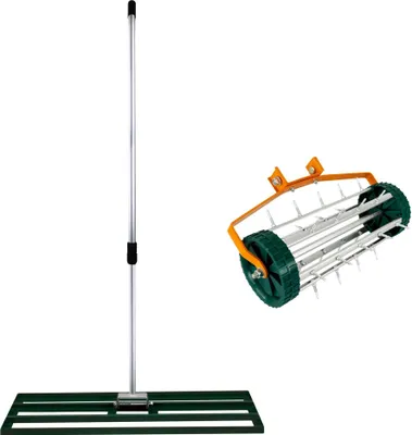 Immagine prodotto di Spazzola per prato e aeratore a rotelle con punte da 3,8 cm, 100 cm x 32 cm, rastrello livellatore verde, manico doppio uso rimovibile ed estensibile