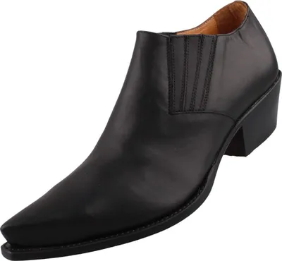 Auf dem Bild ist ein schwarzer Freizeitschuh zu sehen der von der Seitenansicht betrachtet wird. Der Schuh hat ein modernes Design mit einer strukturierten Oberfläche und einer robusten Sohle.