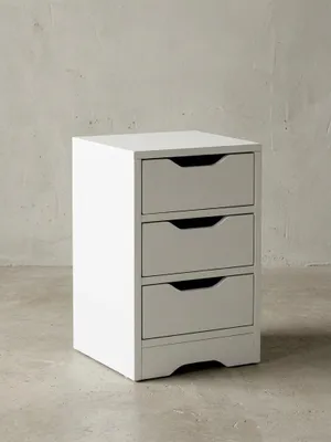 Frontale Ansicht der weißen Nachtkonsole mit drei geräumigen Schubladen. Die praktischen Griffmulden unterstreichen das minimalistische, grifflose Design des Möbelstücks._#sku_SAFWL5.704#