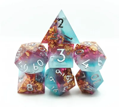 Produktbild von Lapi Toys DnD Sharp Edge Würfelset Golden Reverie – 7 scharfkantige RPG Würfel aus Resin – Rosa / Blau