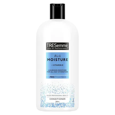 Produktbild von TRESemmé Rich Moisture + Vitamin E Conditioner – Feuchtigkeitsspendende Pflegespülung für trockenes Haar – 900 ml