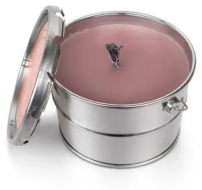 Immagine prodotto di Candela da esterno "Rustik Lys" in contenitore metallico, color pastello rosa, diametro 18 cm, altezza 14 cm, confezione singola