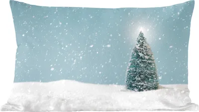 Produktbild von MuchoWow® Zierkissen Sofakissen Wohnzimmer Dekokissen 50x30 cm Ein Weihnachtsbaum in einer verschneiten Landschaft und einem blauen Himmel - Wohnzimmerdekoration - Polster mit Photo