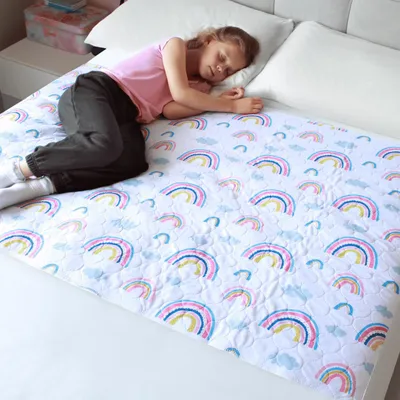 Imagen del producto de Protector impermeable para colchones de niños, lavable y absorbente, para camas dobles (diseño de arcoíris)