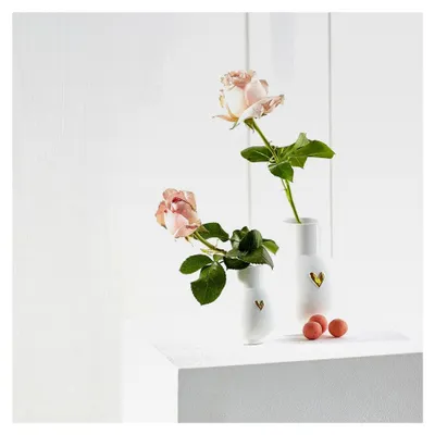 Produktbild von Mini Goldene Kugelvase mit Herzmotiv