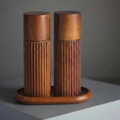 Salz- und Pfeffermühlen-Set aus Akazienholz, 16,5 cm, mit Untersetzer