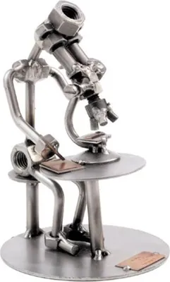 Productafbeelding van Metaalfiguur van een microscoop, geschikt als decoratie voor laboratoria en wetenschappelijke omgevingen