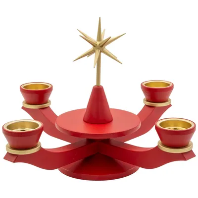 Ein roter Adventsleuchter mit vier geschwungenen Armen und goldenen Kerzenhaltern wird von einem goldenen Stern auf einem konischen Sockel gekrönt