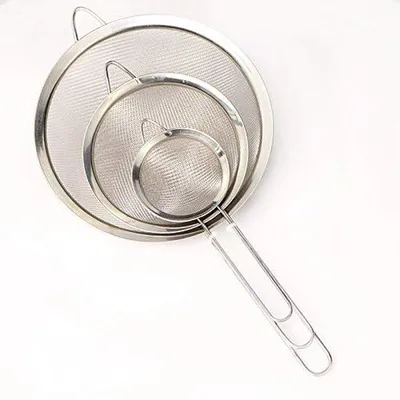 Obrázek produktu pro Sada tří nerezových sít pro kuchyň – jemné sítka o průměrech 7/12/18 cm s dlouhou rukojetí a háčky na zavěšení, ideální pro přecedění, odkapávání a mytí