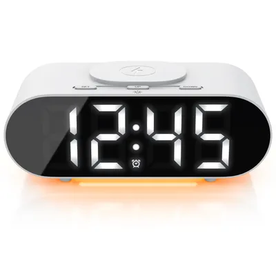Imagen del producto de Despertador digital Bearware, con iluminación LED naranja en la parte inferior, función de carga inalámbrica, 3 alarmas, función de repetición, iluminación de pantalla regulable, 5 pulgadas, visualización de fecha y hora (formato 12/24 horas), funcionamiento silencioso, sin tictac