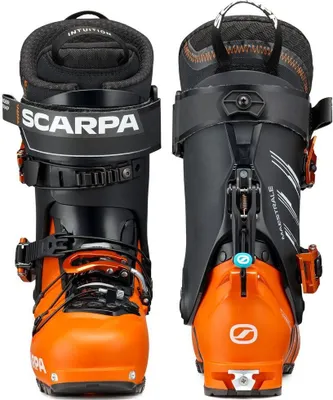 Skischuhe "Maestrale" von Scarpa in Schwarz und Orange; mit Schnallen und einem modernen Design.
