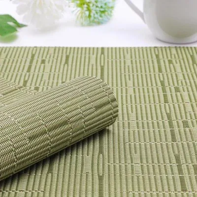 Produktbild von Unyqoos® Platzsets 6er – abwaschbare, gewebte Vinyl-Platzmatten 30 x 45 cm, grün, rutschfest & hitzebeständig bis 100 °C, 70% PVC/30% Polyester