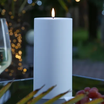 Produktbild von LED Stumpenkerze MIA - Kunststoff - realistische 3D Flamme - H: 20cm - D: 10cm - für Außen - weiß