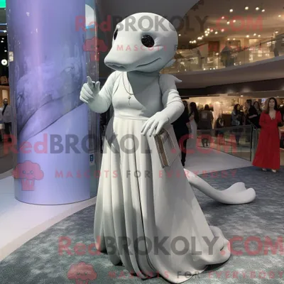 Produktbild von Maskottchen REDBROKOLY eines silbernen Beluga-Wals gekleidet in ein Maxikleid und Clutch-Taschen