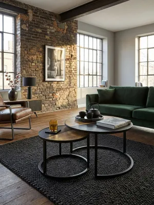 Modernes Wohnzimmer mit einem Satztisch aus Mango Massivholz und schwarzer Stein-Optik auf einem dunklen Teppich vor einem Sofa._#sku_SAFWL6.582#