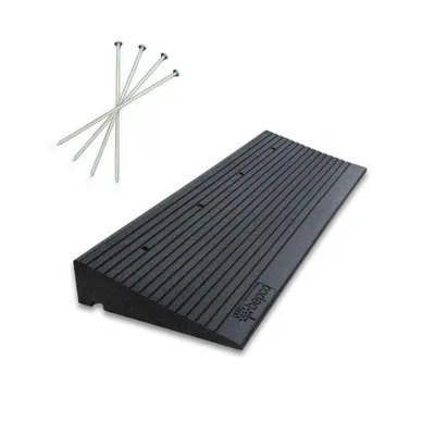 Produktbild von bepco Premium Schwellenrampe - 100 x 35 x 10 cm - aus recyceltem Gummi - mit integrierten Unterlegscheiben und 4x Eisennägel (verzinkt)