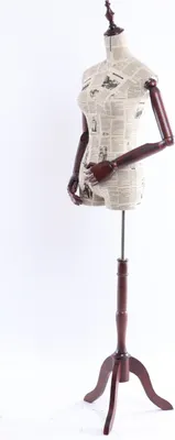Produktbild von B6-0 Schneiderpuppe, Zeitung Muster stoffbezogene Oberkörper mit Deckel aus Holz, Arme und Finger aus Holz beliebig verstellbar, dunkler Holzstand.