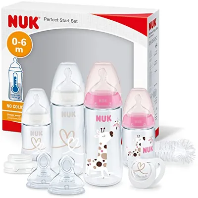 Produktbild von NUK Perfect Start First Choice+ Babyflaschen-Set | 06 Monate | 4 x Flaschen mit Temperaturkontrolle, Schnuller, Flaschenbürste & mehr | -frei | 10-teilig | rosa Giraffe